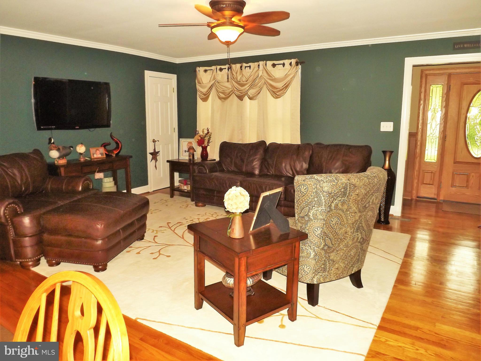 1511 Pattison Road Baltimore, MD 21221 - Photo 10 of 29 Living Room