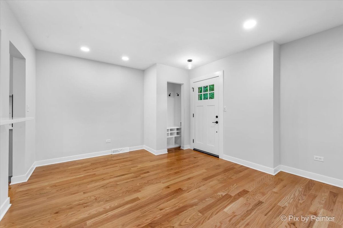 918 Delles Road Wheaton, IL 60189 - Photo 15 of 36 a view of an empty room