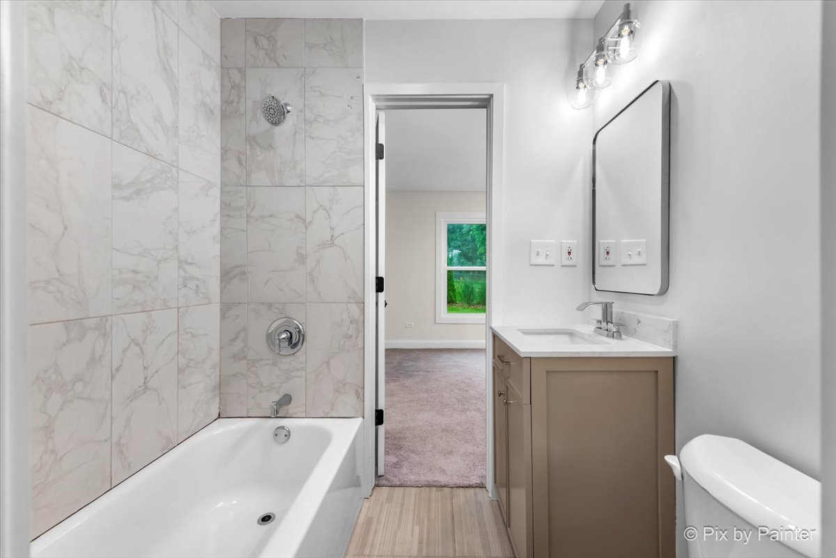 918 Delles Road Wheaton, IL 60189 - Photo 5 of 36 a bathroom with a bathtub and a sink