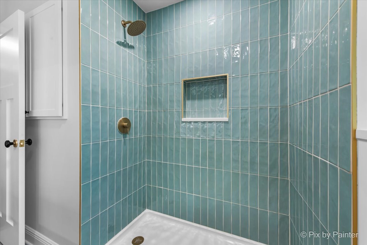 918 Delles Road Wheaton, IL 60189 - Photo 7 of 36 a bathroom with a shower