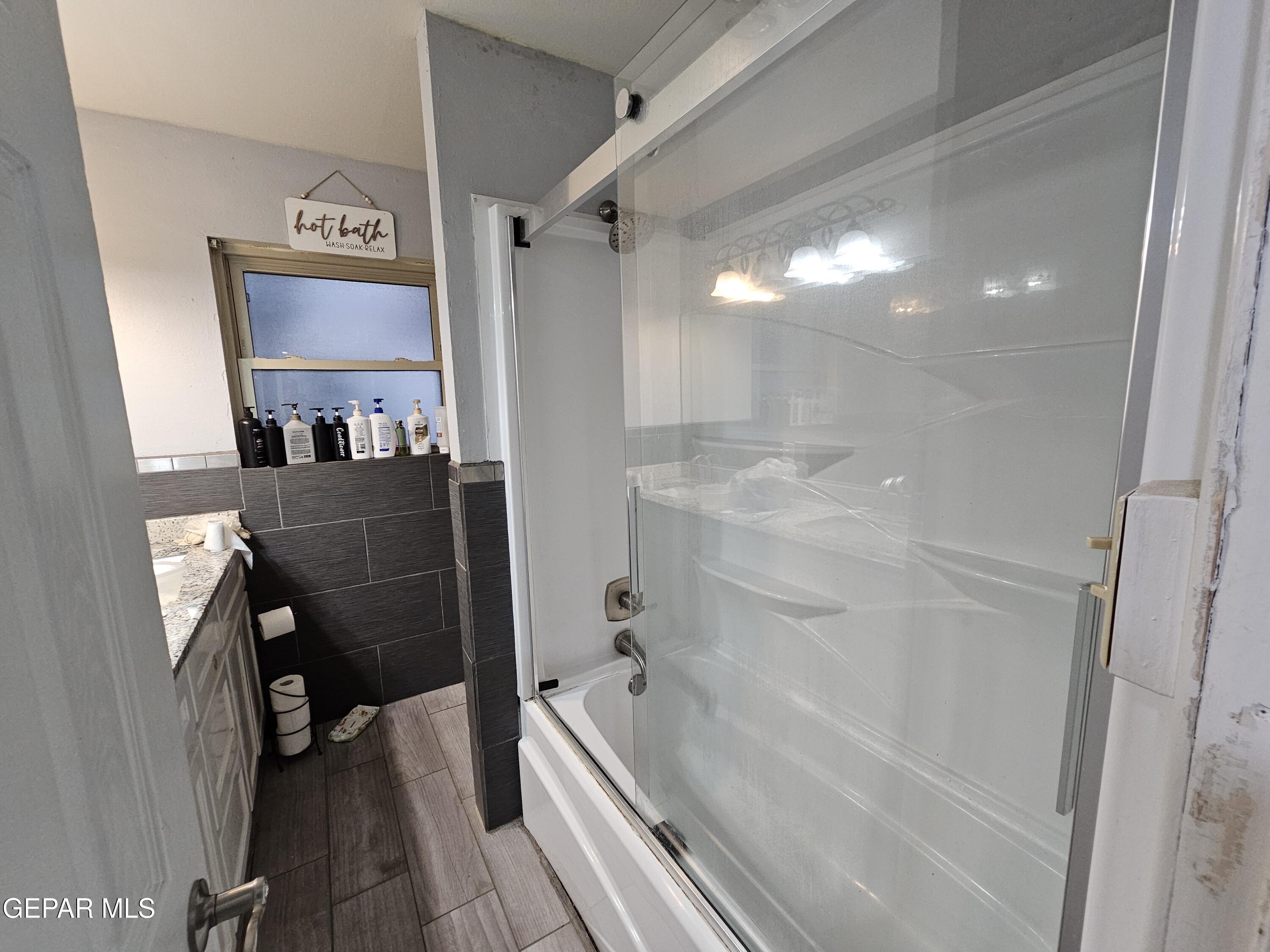 1400 San Andres Drive Las Cruces, NM 88007 - Photo 17 of 47 a bathroom with a bathtub and a shower