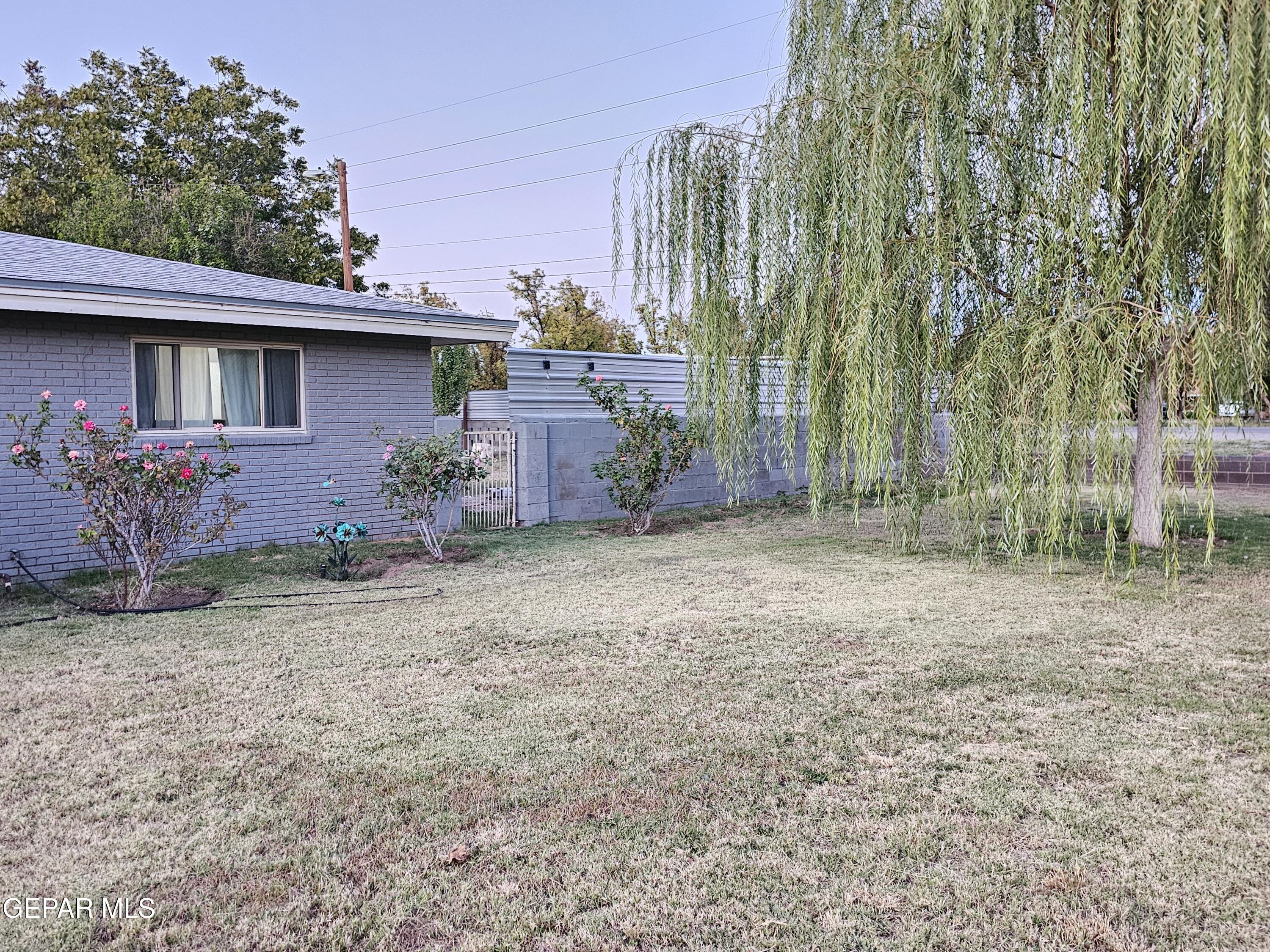 1400 San Andres Drive Las Cruces, NM 88007 - Photo 41 of 47 a front view of a house with garden