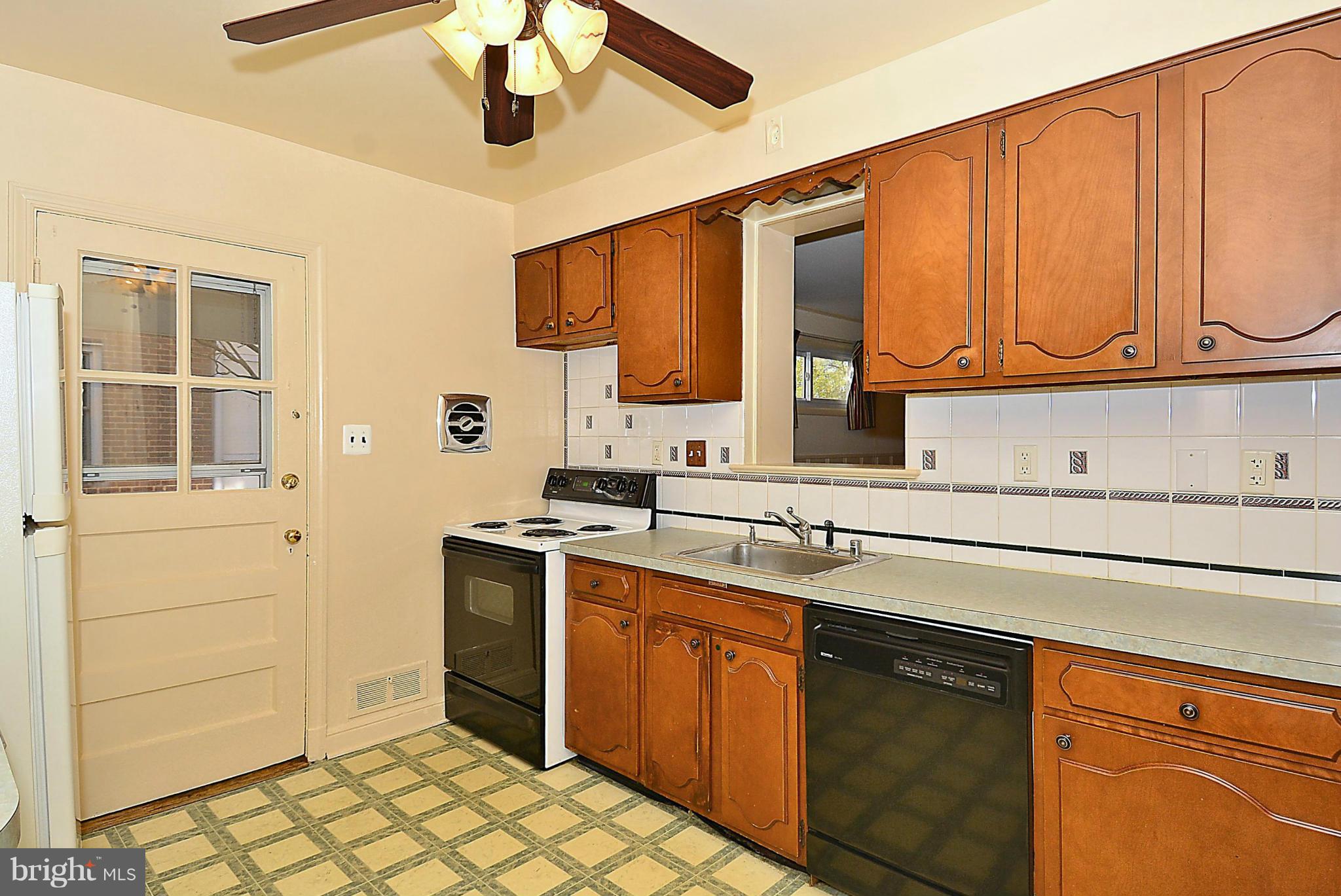 415 St Lawrence Drive Silver Spring, MD 20901 - Photo 9 of 30 Kitchen