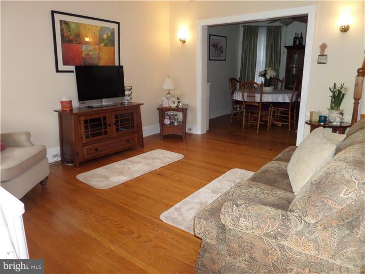 540 Roxborough Avenue Philadelphia, PA 19128 - Photo 2 of 25 Living Room