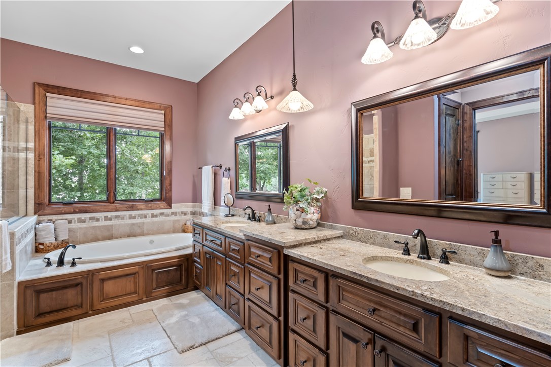 522 Palmer Way Sunset, SC 29685 - Photo 19 of 50 Master Bath