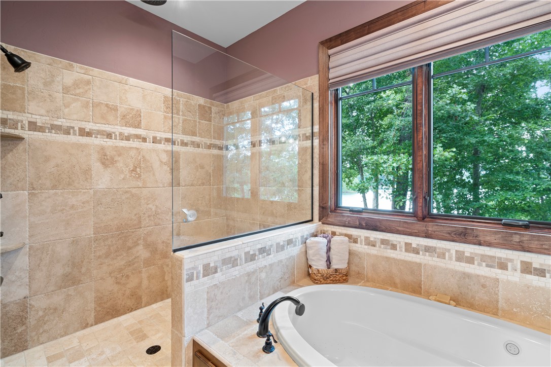 522 Palmer Way Sunset, SC 29685 - Photo 20 of 50 Master Bath