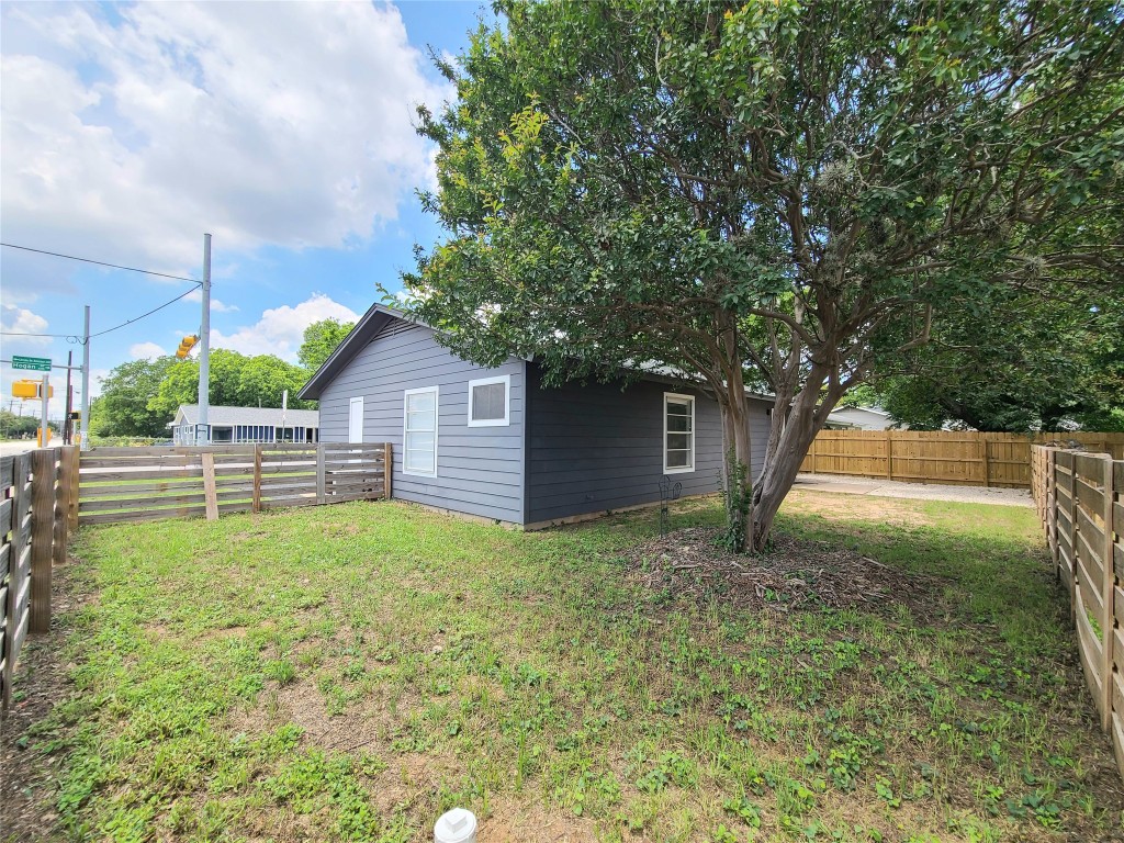 6216 Hogan Avenue Austin, TX 78741 - Photo 24 of 25 Back yard and side yard view