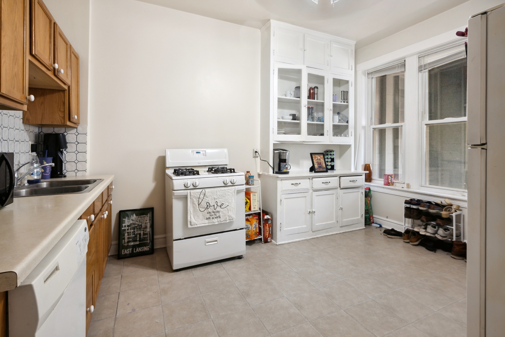 3837 North Lakewood Avenue Chicago, IL 60613 - Photo 14 of 19 a utility room with cabinets dryer and washer