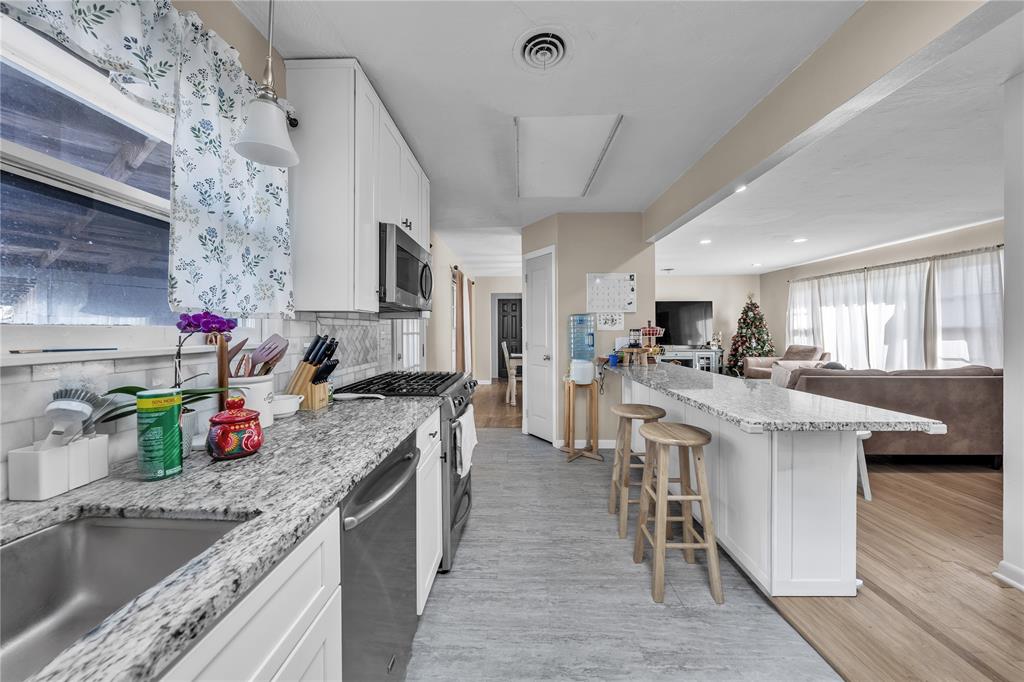 100 Rosedale Avenue Keene, TX 76059 - Photo 7 of 40