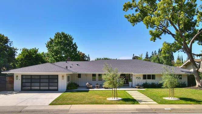 a view of a house with a yard