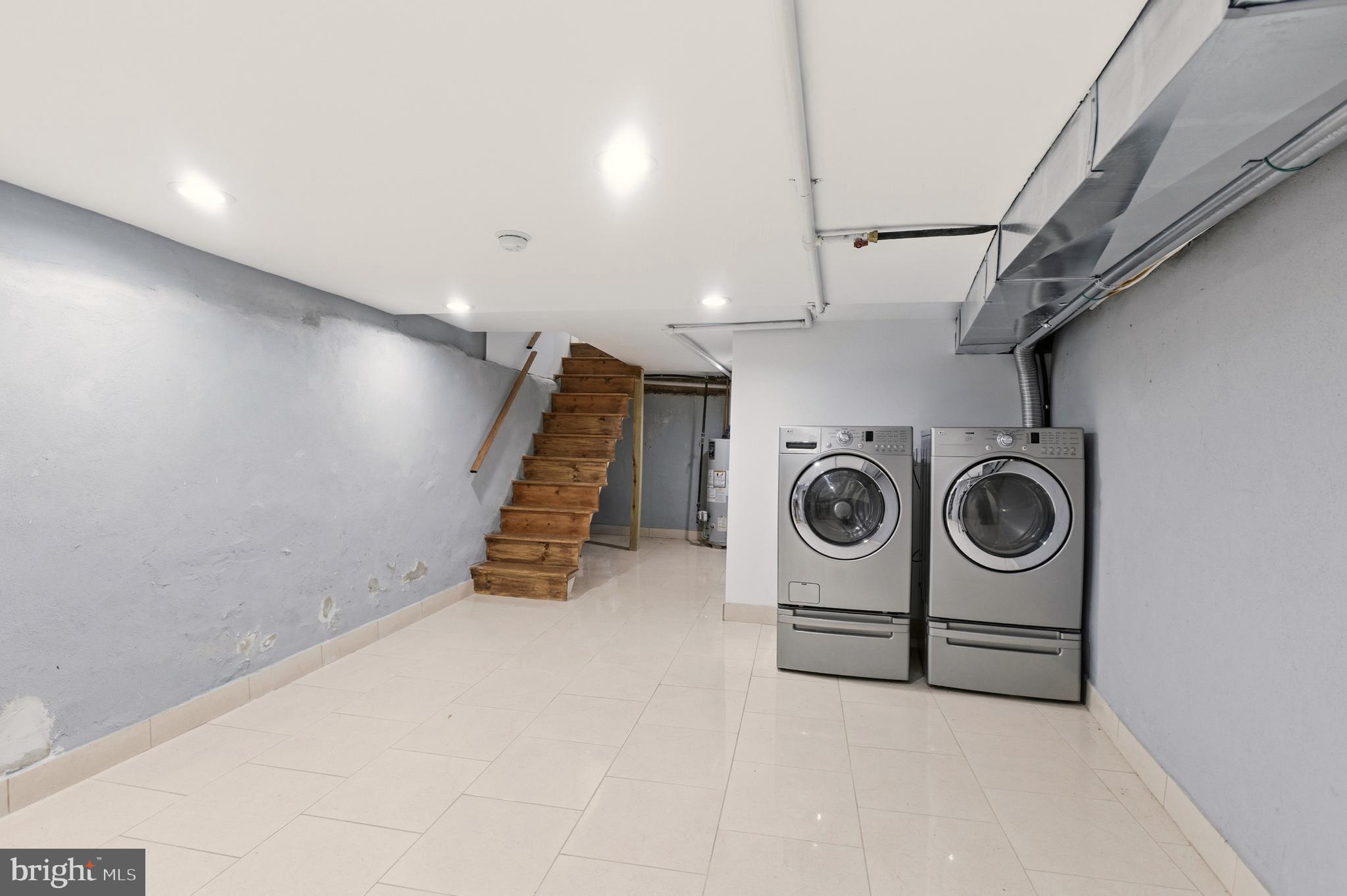 909 North 4th Street Philadelphia, PA 19123 - Photo 20 of 24 a utility room with dryer and washer