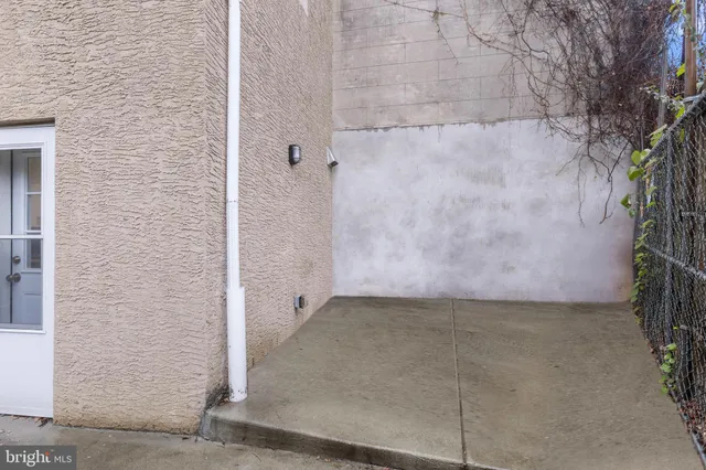 a view of an outdoor space