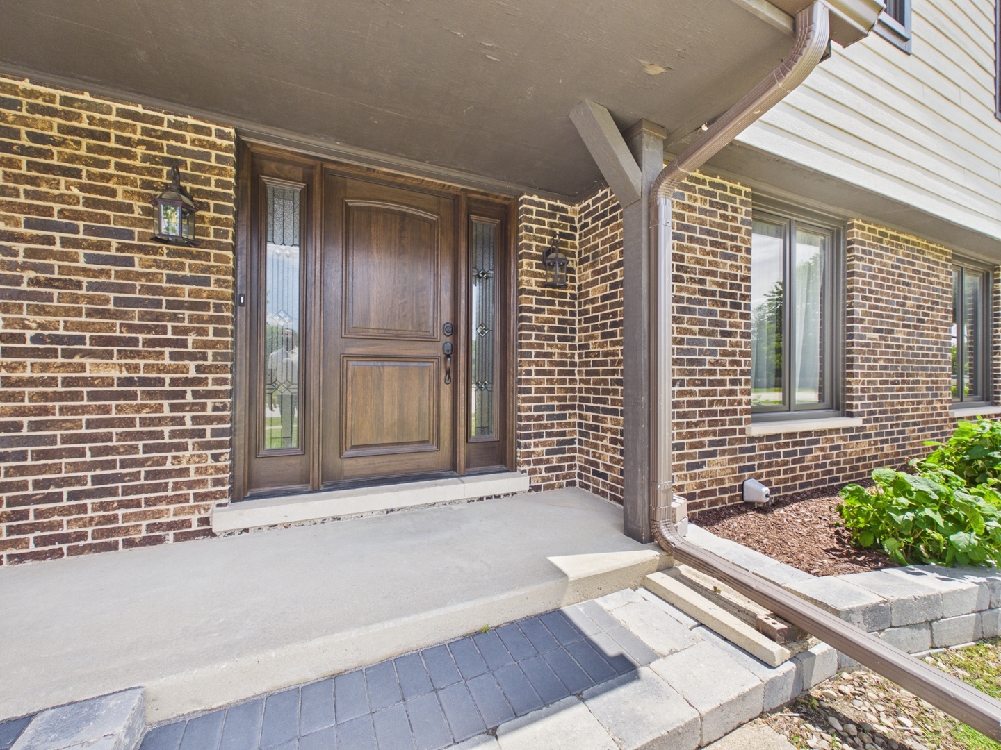 6723 Kingswood Road Willowbrook, IL 60527 - Photo 7 of 51 a porch with seating space