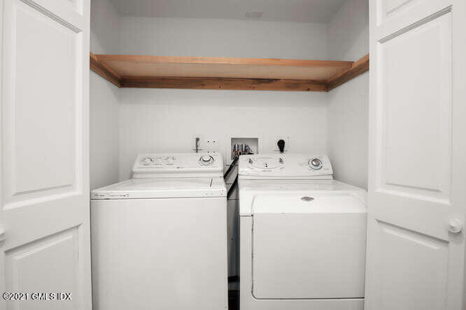 33 Sunshine Avenue Riverside, CT 06878 - Photo 12 of 26 a utility room with dryer and washer
