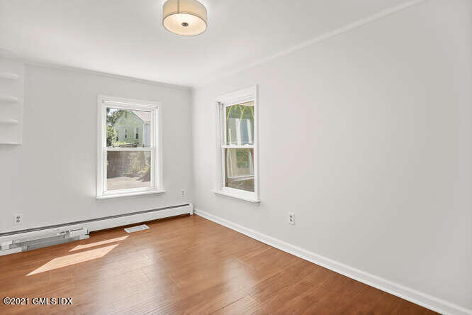 33 Sunshine Avenue Riverside, CT 06878 - Photo 20 of 26 an empty room with a window