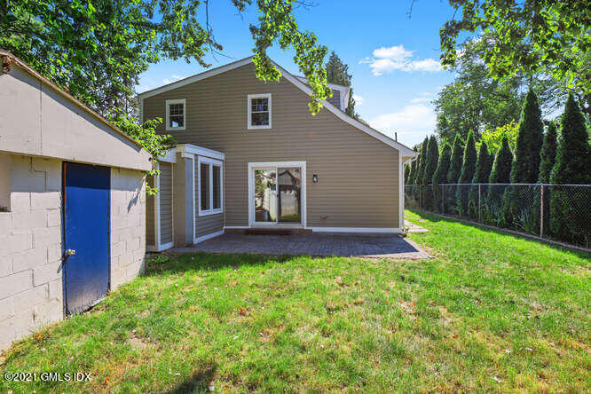 33 Sunshine Avenue Riverside, CT 06878 - Photo 22 of 26 a front view of house with yard and green space