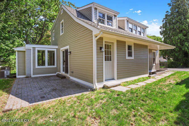 33 Sunshine Avenue Riverside, CT 06878 - Photo 23 of 26 a front view of a house with garden