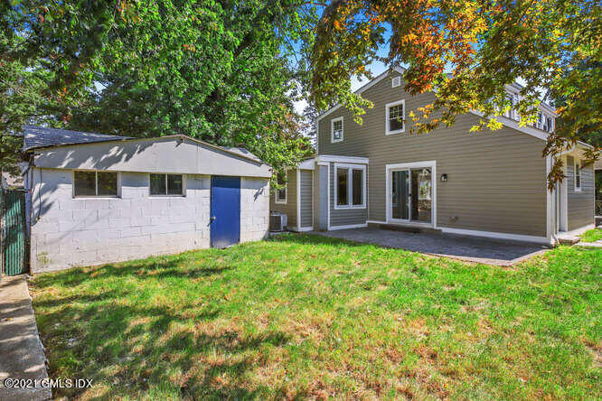 33 Sunshine Avenue Riverside, CT 06878 - Photo 24 of 26 a front view of a house with yard and green space