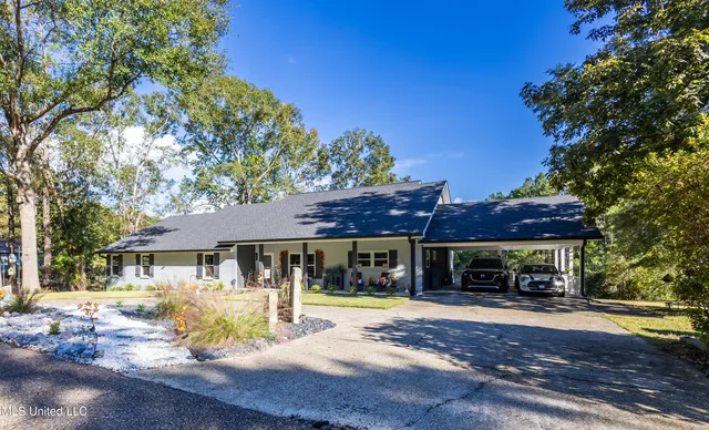 $395,000 | 207 Hickory Hill Drive, Hattiesburg, MS 39402