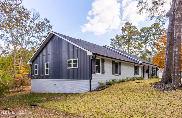 $395,000 | 207 Hickory Hill Drive, Hattiesburg, MS 39402
