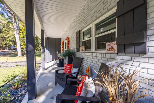 $395,000 | 207 Hickory Hill Drive, Hattiesburg, MS 39402