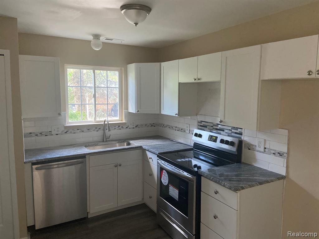 22144 Cape Cod Way Farmington, MI 48336 - Photo 4 of 11