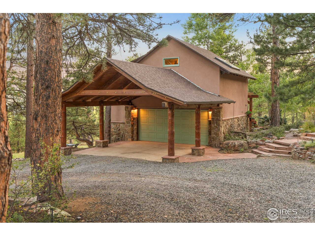 121 Leonards Road Boulder, CO 80302 - Photo 41 of 44 a backyard of a house with table and chairs