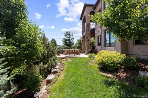 a view of yard with green space