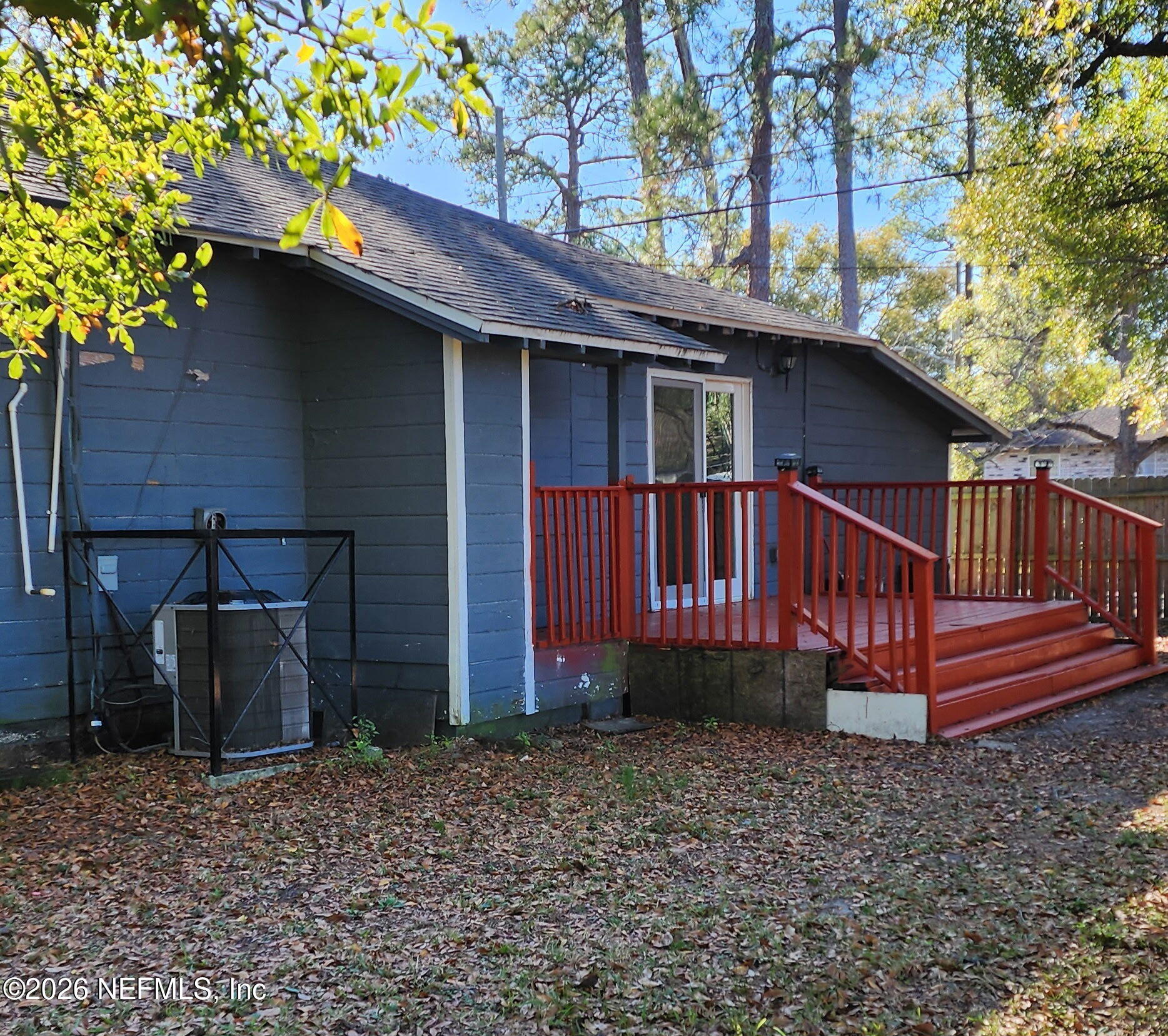 2181 West 17th Street Jacksonville, FL 32209 - Photo 4 of 27 a front view of a house with garden