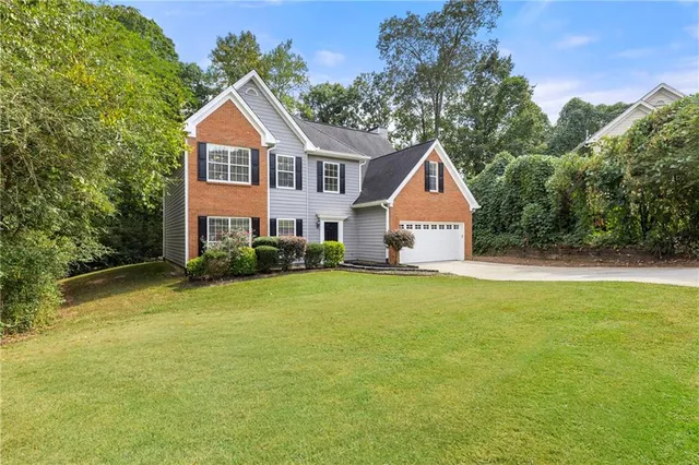 a view of a house with backyard and garden