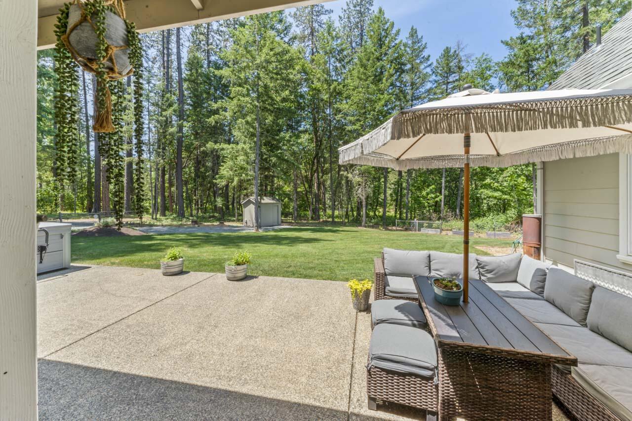 1040 Ferry Road Grants Pass, OR 97526 - Photo 58 of 67 patio backyard