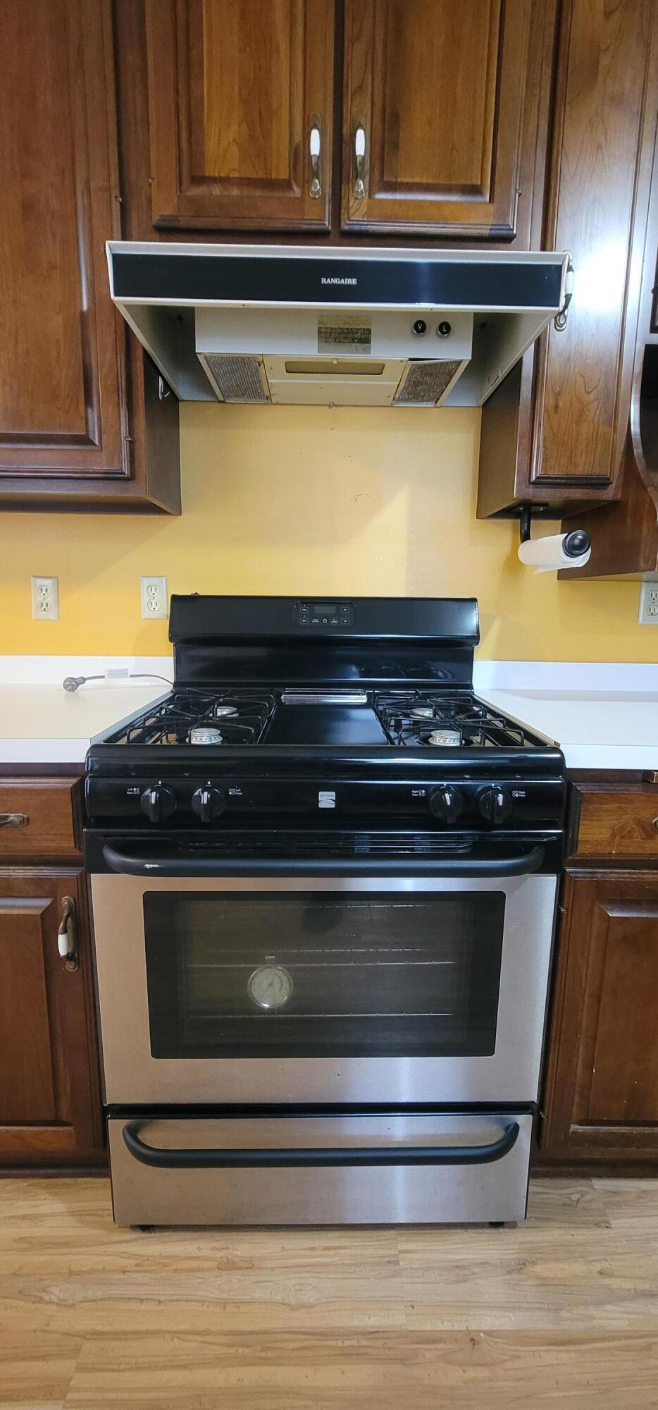 601 Isabelle Avenue Racine, WI 53402 - Photo 16 of 39 Oven-Range