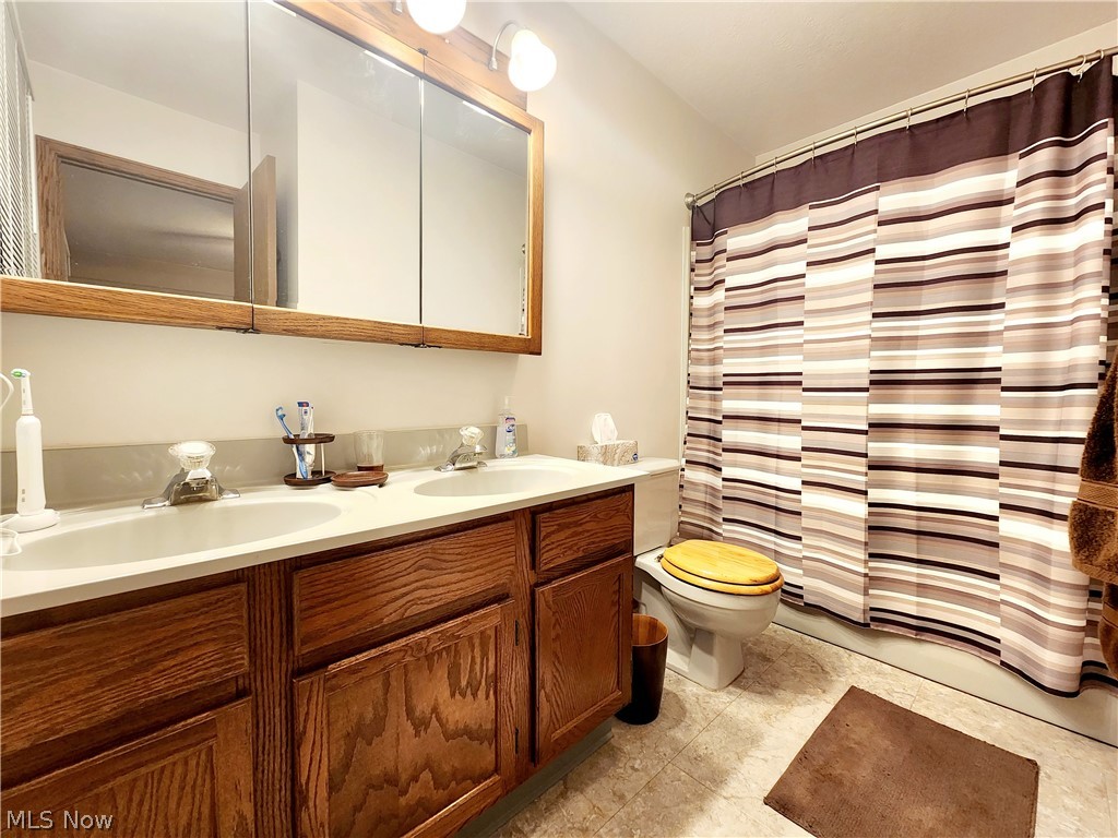 375 North Road Southeast Warren, OH 44484 - Photo 16 of 22 Master Bathroom