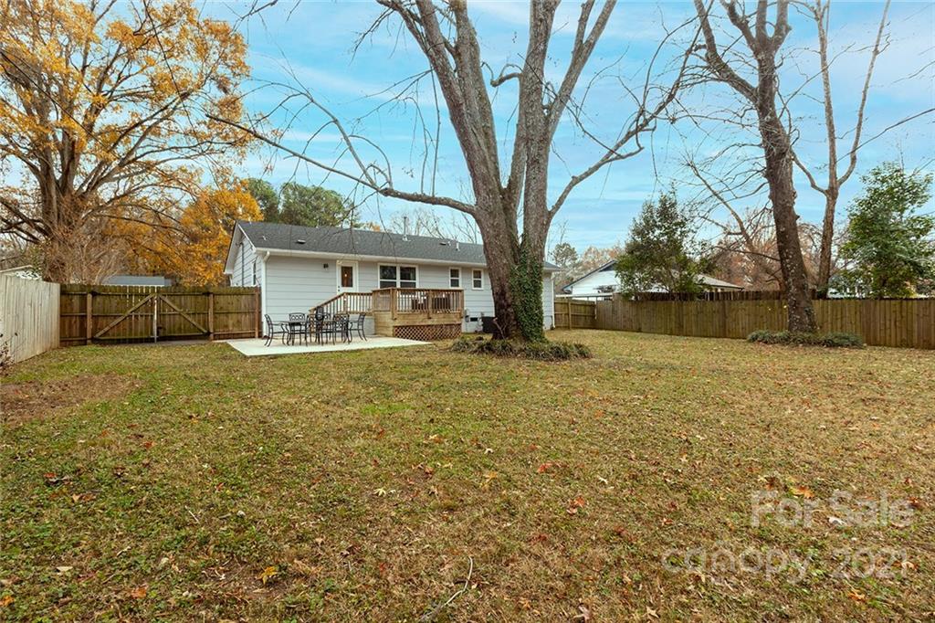 5110 Auburndale Road Charlotte, NC 28205 - Photo 27 of 30 a front view of house with yard and trees