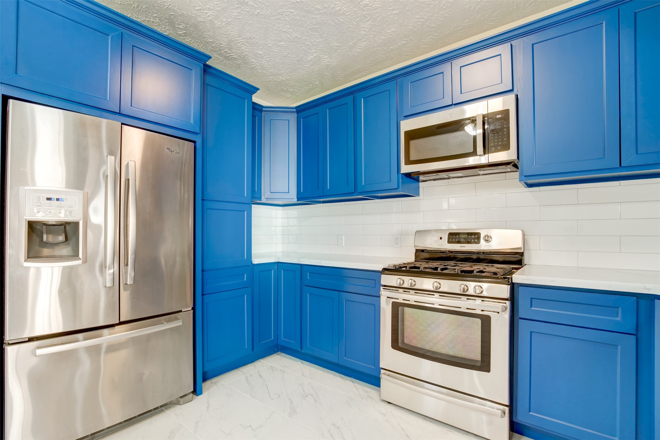 11840 Spring Grove Drive Houston, TX 77099 - Photo 10 of 27 Stunning kitchen featuring quartz countertops and stainless steel appliances