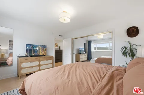 $549,000 | 11718 Darlington Avenue, Unit 7, Los Angeles, CA 90049