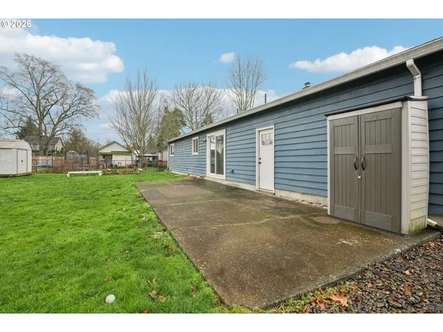 a view of a house with backyard and garden