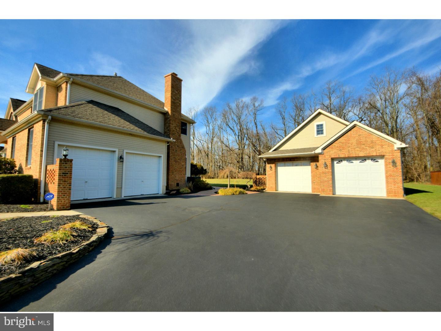 32 Cloverdale Way Columbus, NJ 08022 - Photo 22 of 25 Garage