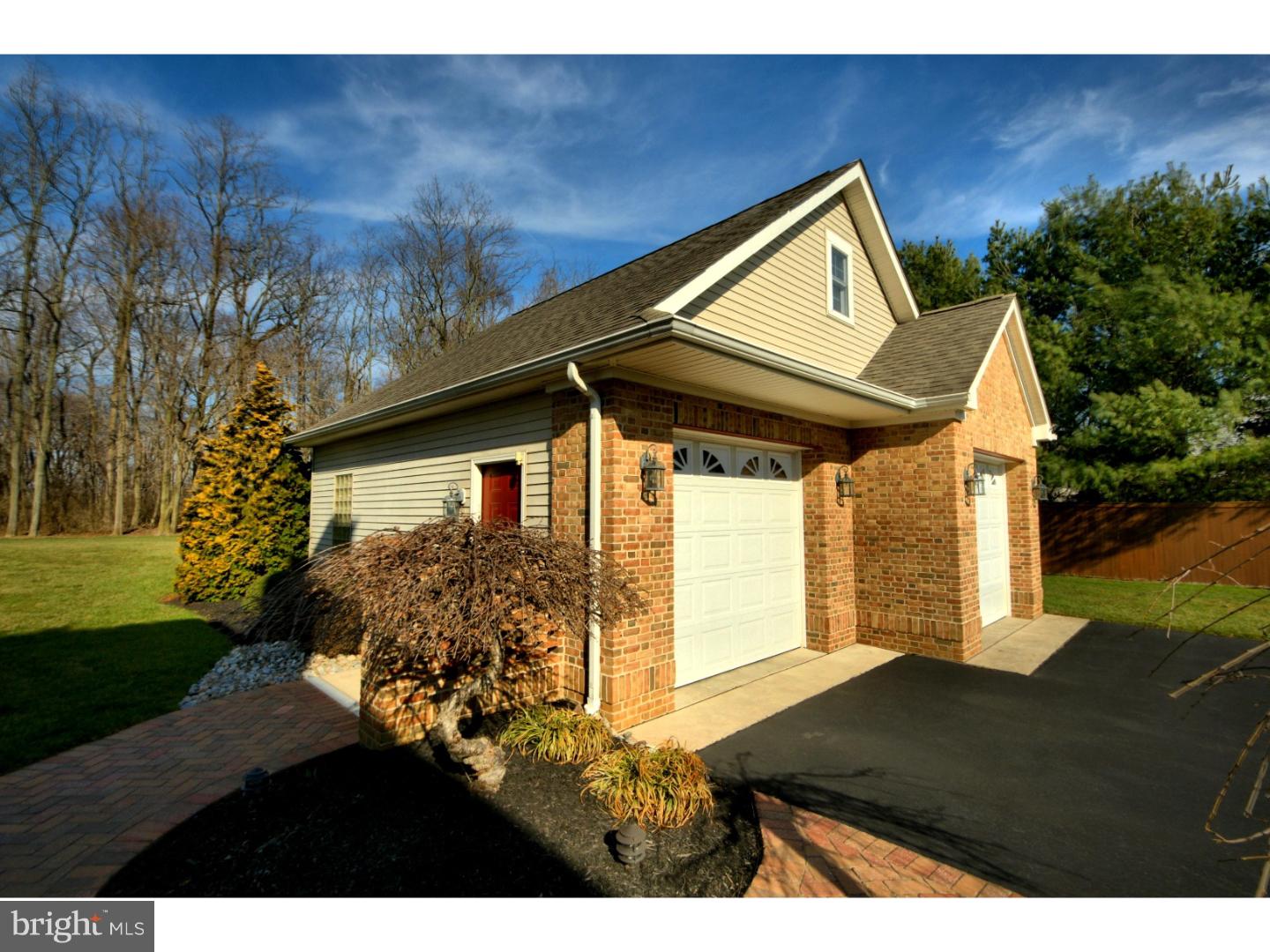 32 Cloverdale Way Columbus, NJ 08022 - Photo 23 of 25 Garage