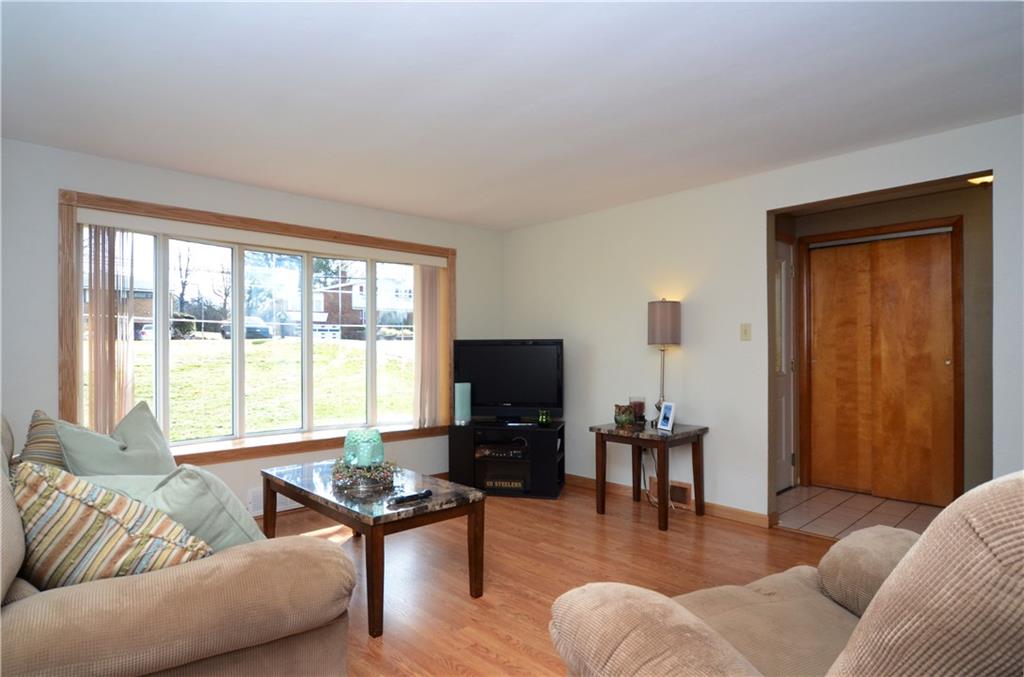 6 Robin Road McKees Rocks, PA 15136 - Photo 4 of 25 Gallery Image 4