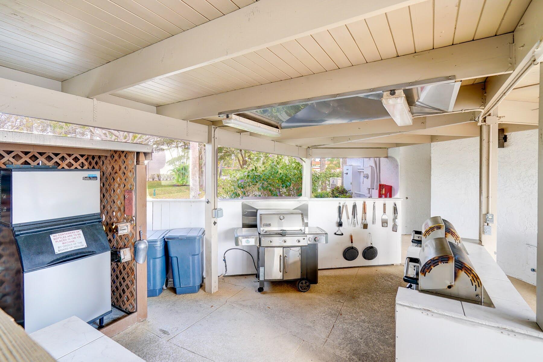1950 Southwest Palm City Road, Unit 11301 Stuart, FL 34994 - Photo 48 of 57 Community Grill