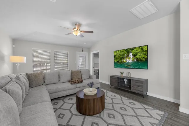 $2,100 | 18627 Etta Pines Circle, Crosby, TX 77532