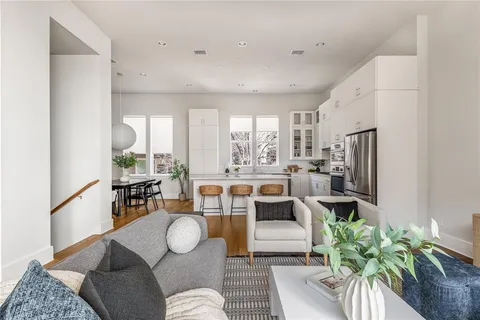 $575,000 | 381 East Greenbriar Lane, Unit 401, Dallas, TX 75203