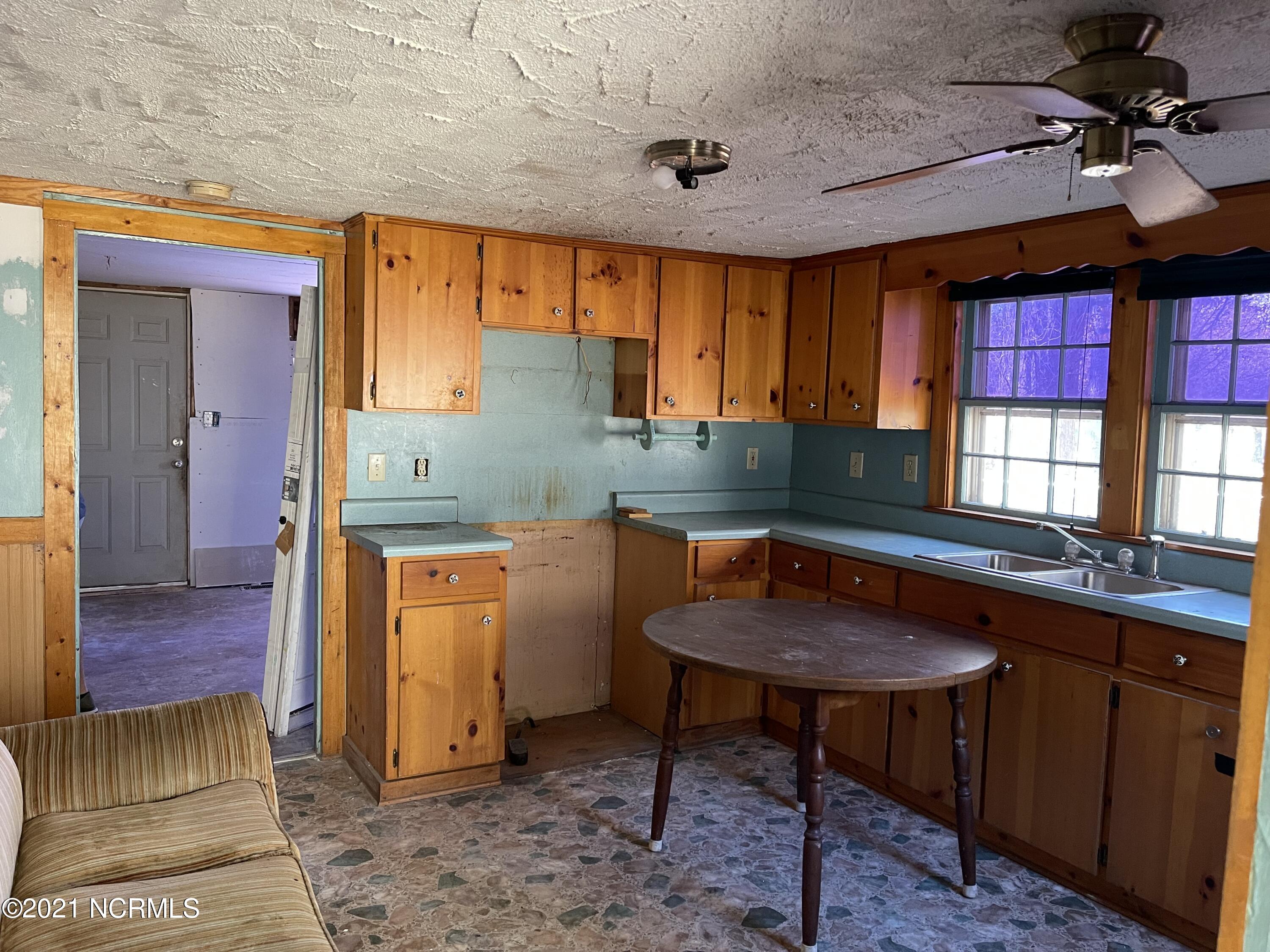 139 Chestnut Lane Rockingham, NC 28379 - Photo 4 of 12 kitchen
