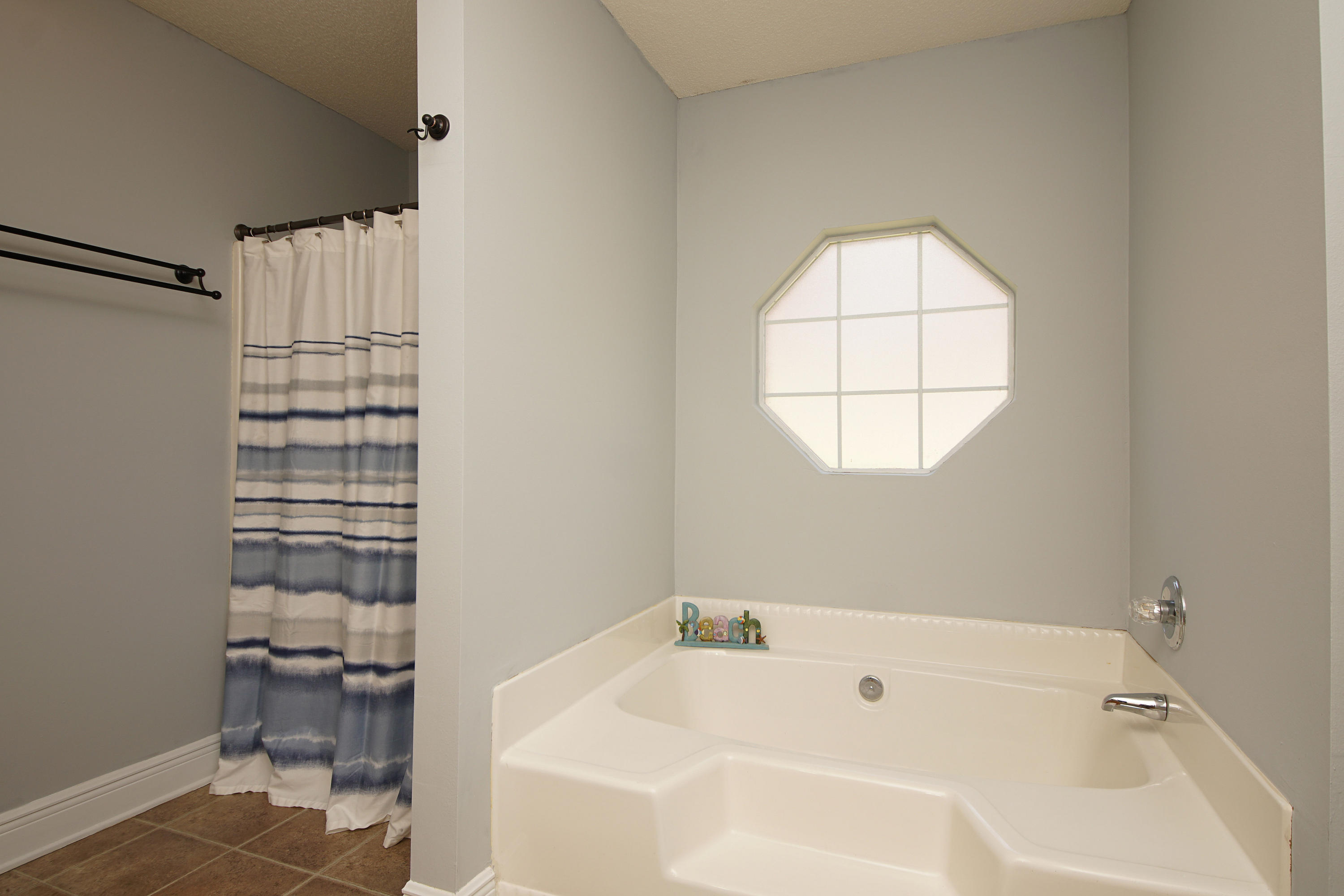 532 Vulpes Sanctuary Loop Crestview, FL 32536 - Photo 12 of 31 Master bath