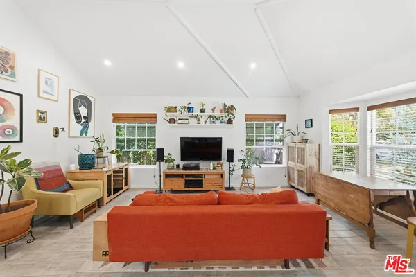 $1,100,000 | 3830 West 59th Street, Los Angeles, CA 90043