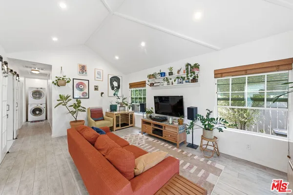 $1,100,000 | 3830 West 59th Street, Los Angeles, CA 90043