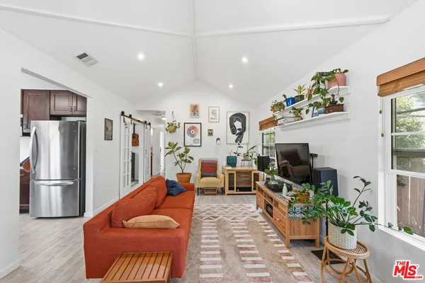 $1,100,000 | 3830 West 59th Street, Los Angeles, CA 90043