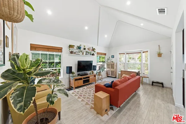 $1,100,000 | 3830 West 59th Street, Los Angeles, CA 90043