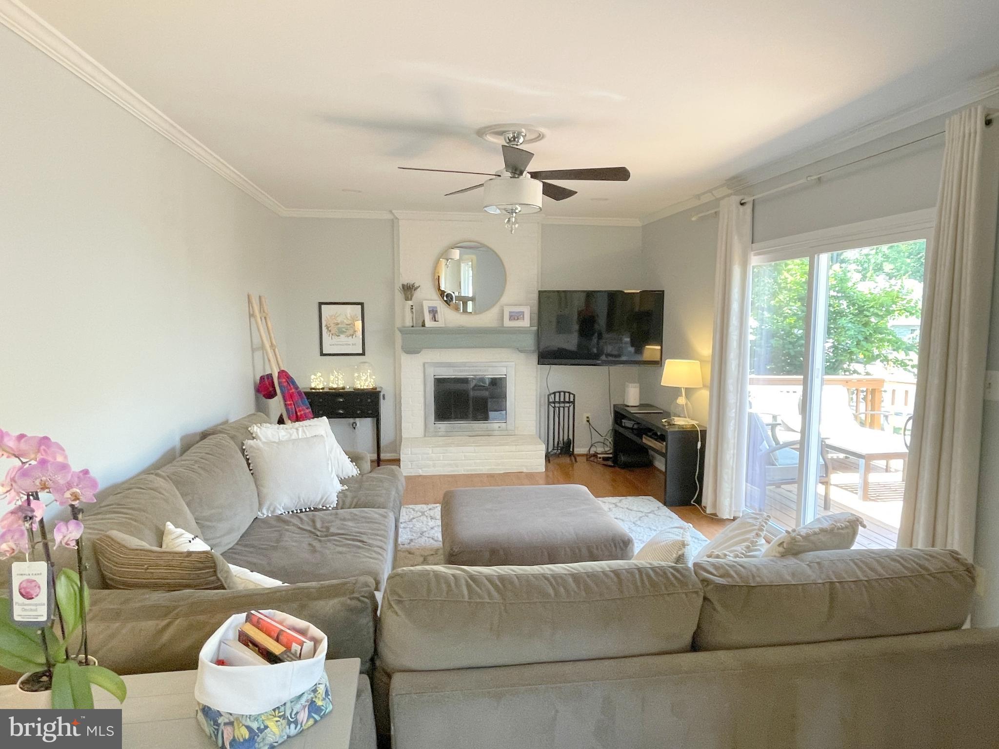502 Clagett Street Southwest Leesburg, VA 20175 - Photo 14 of 41 502 CLAGETT ST SW Family Room
